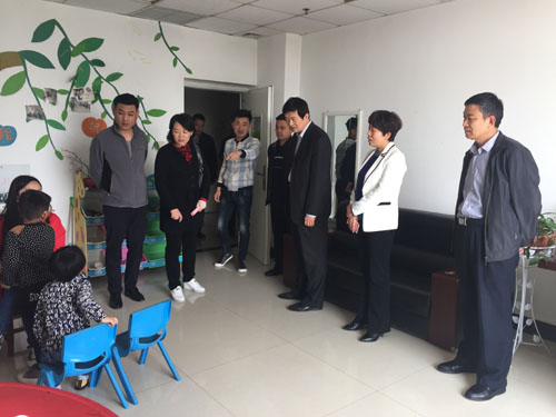 图为王国华理事长一行看望区聋儿语训学校师生