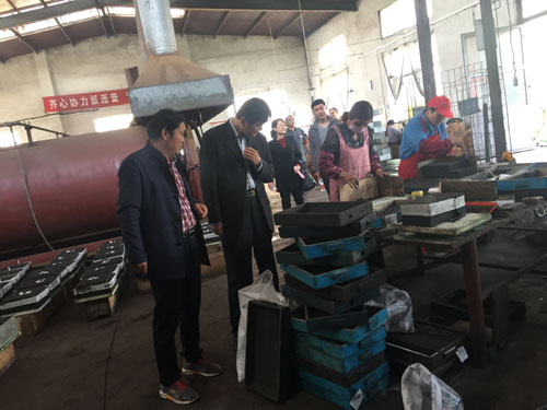 图为王国华理事长一行调研区残疾人就业基地