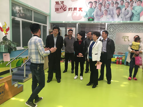 王国华理事长一行调研区脑瘫儿童康复训练大厅