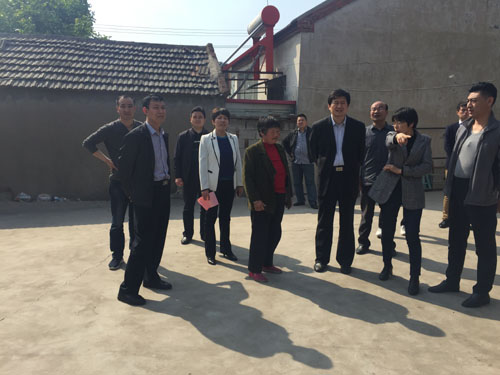 图为王国华理事长一行走访慰问贫困残疾人家庭