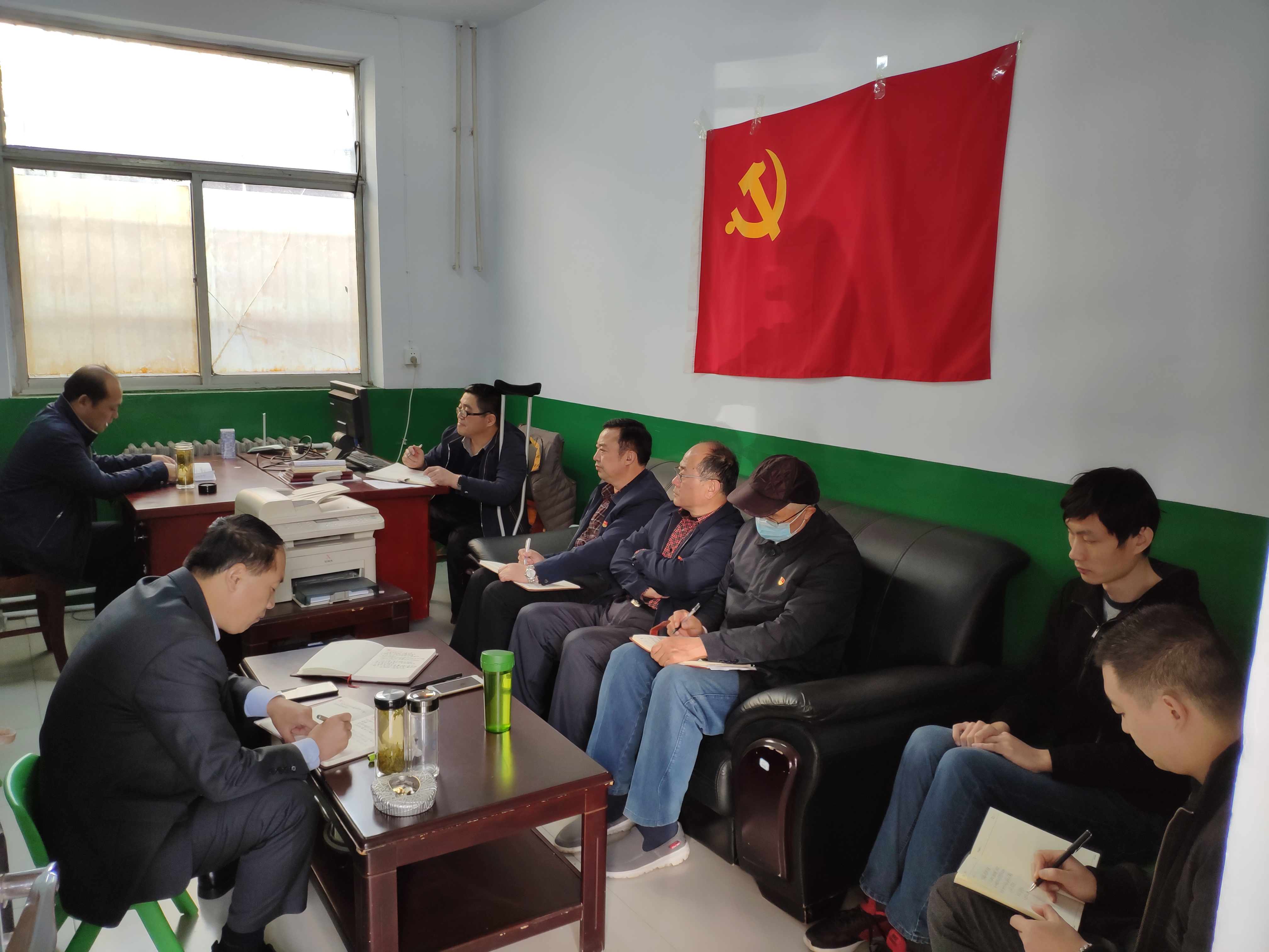 图为市残联党组成员、副理事长刘希武讲党课。