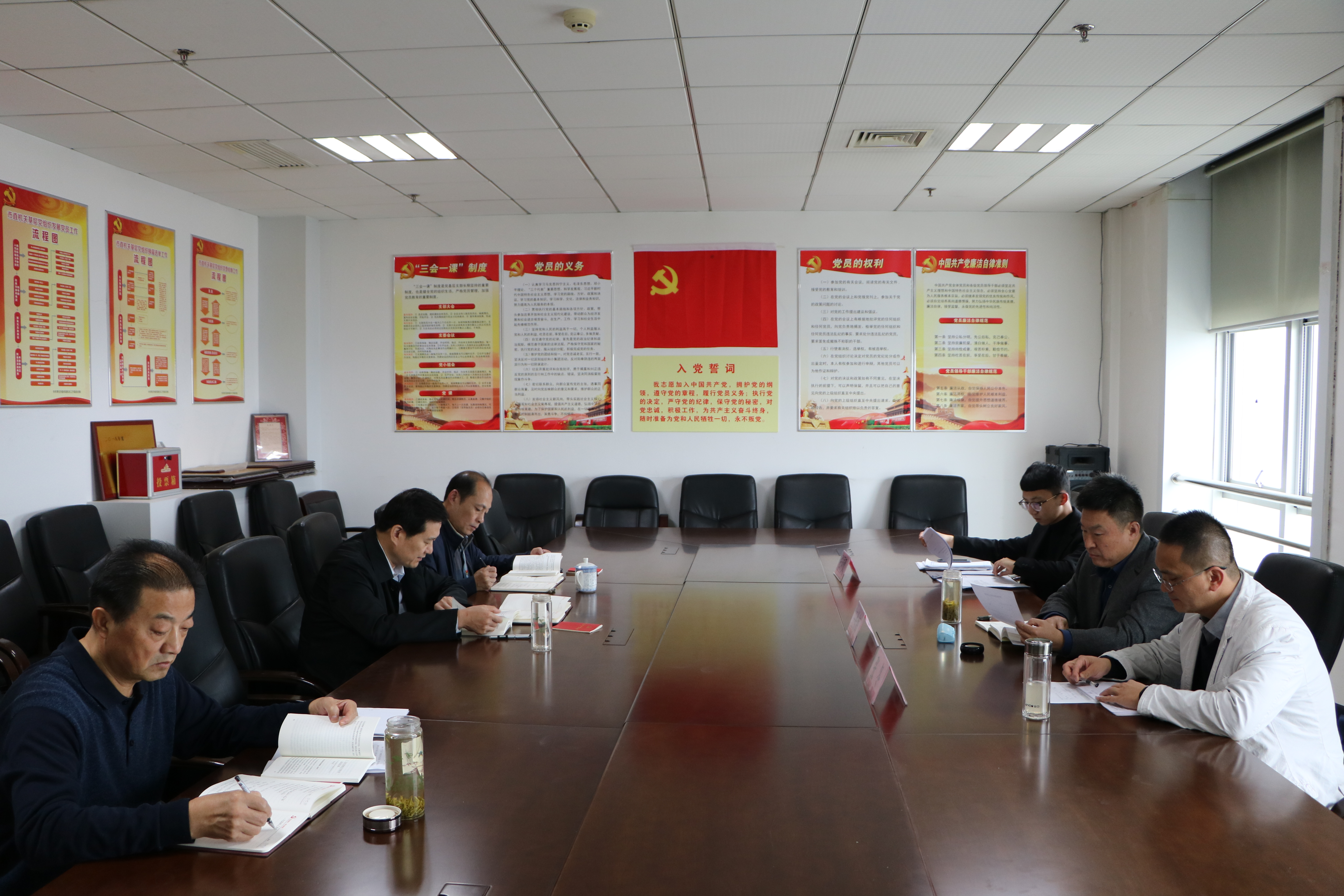 图为主题教育第十巡回指导组王传海组长带队参加了市残联党组集体学习研讨。