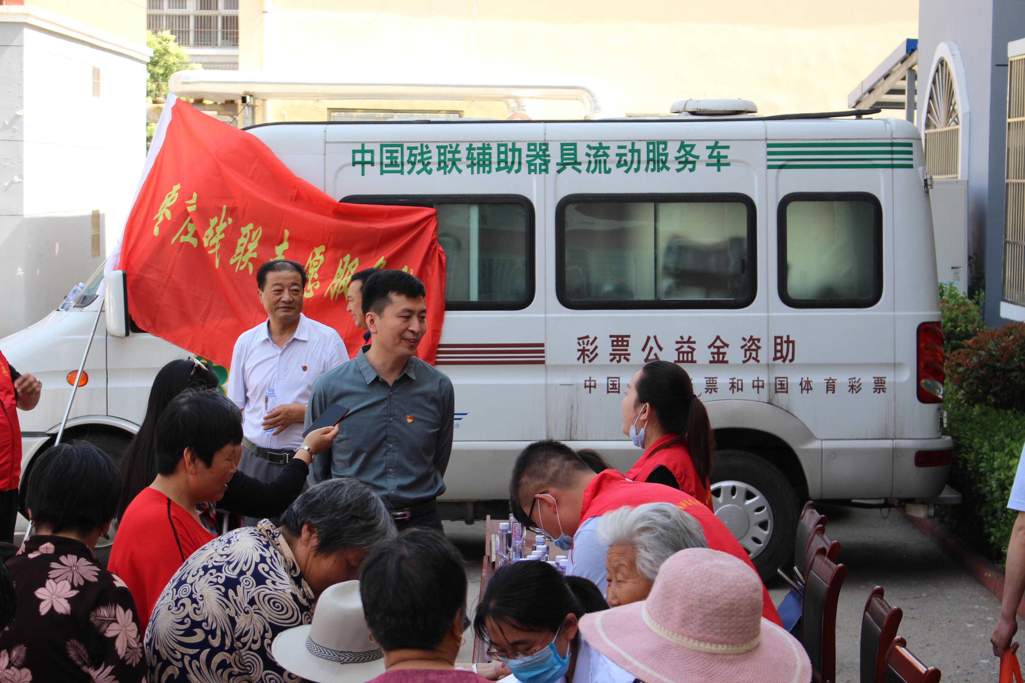 市残联理事长祝世峰同志现场了解活动开展情况.JPG