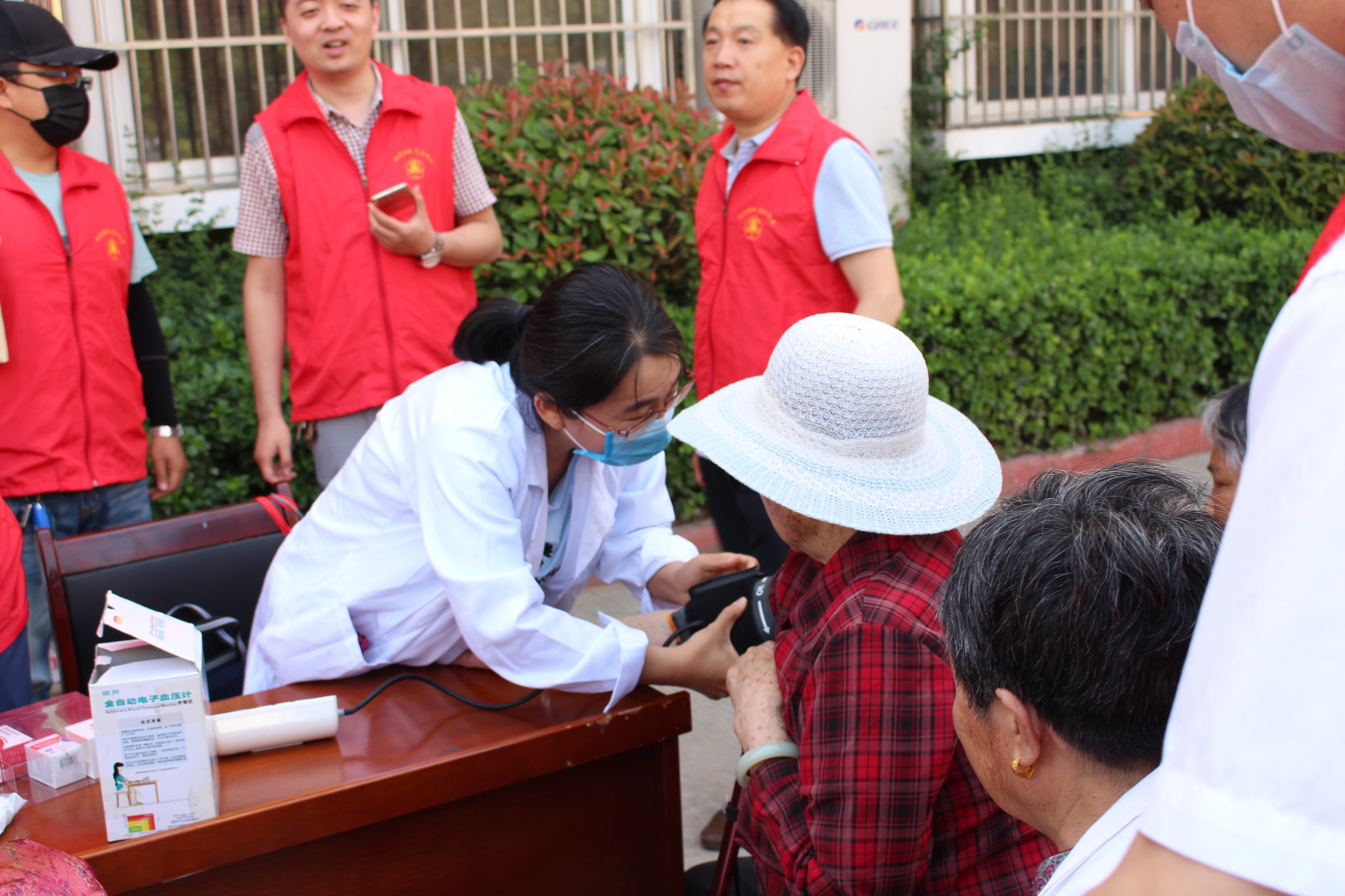 为社区群众免费测血压