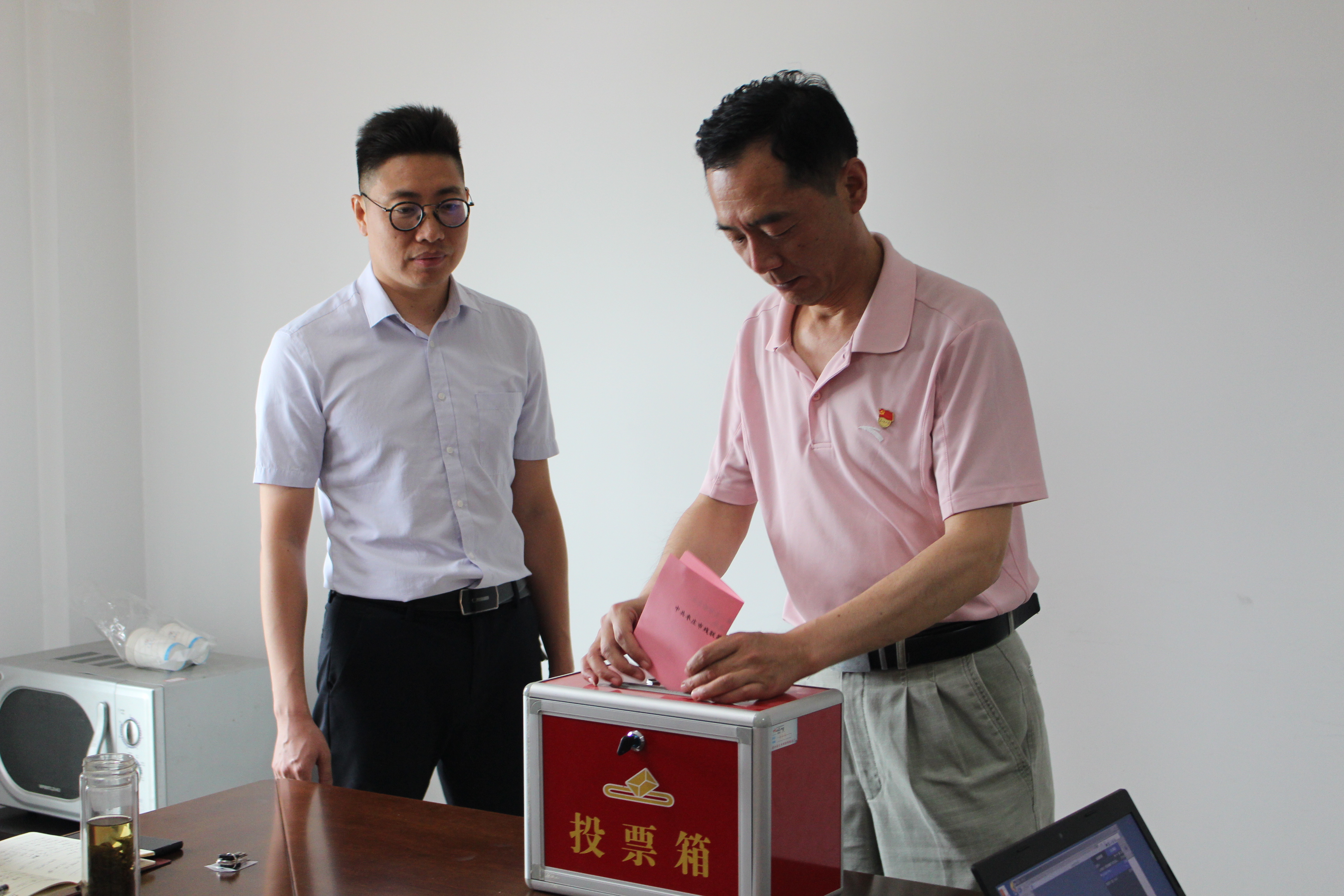 通过无记名投票选举支委.JPG