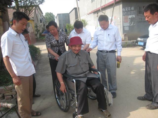 市中区残联开展助残日系列活动--为贫困残疾人送轮椅上门