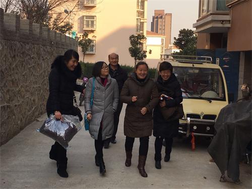 图为爱心人士代表江女士、郭女士、朱女士