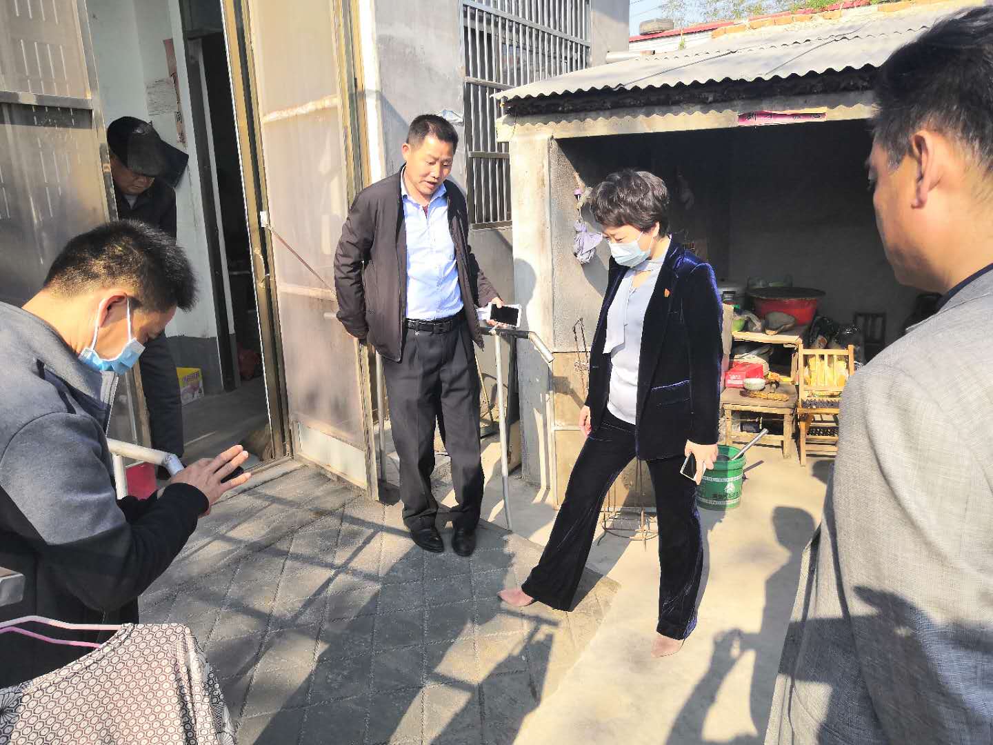 峄城区残联到镇街督导贫困重度残疾人家庭无障碍改造工作.jpg