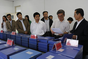 图为督导组检查档案资料.jpg