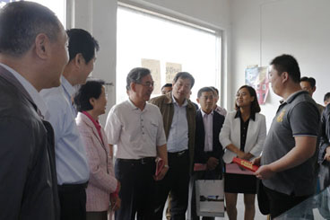 图为督导组实地查看残疾人自主创业代表