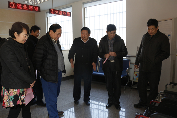 图为查检组在滕州服务大厅了解情况