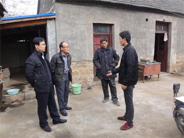 图为工作人员在城头镇走访就业援助对象