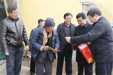 图为滕州市残联领导走访问慰残疾人