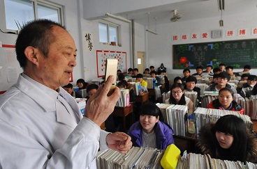 图为专家在给大家传授噪声对听力损失的严重性