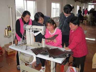 图为：学员们认真听课