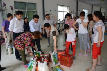 图为为脑瘫儿童发放生活必需品