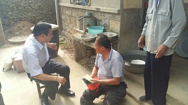 图为山亭区政协主席王家云在城头镇郭长友家中问慰