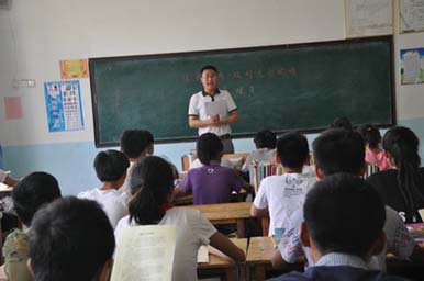 图为老师在给孩子们讲授爱眼知识