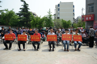 图为为残疾人创业标兵代表发放扶持资金