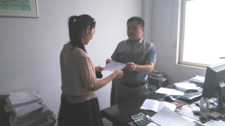 图为工作人员为患者家属发放住院通知书