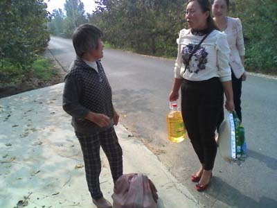 图为走访困难群众