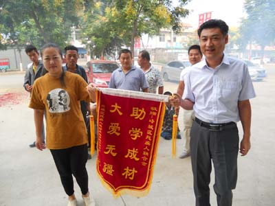 图为残疾人为峄城区残联送锦旗