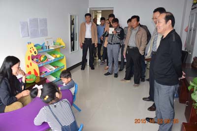 图为刘希武副理事长一行观摩峄城区聋儿语训学校