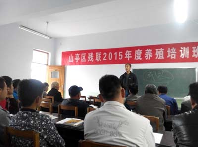 图为山亭职业技术学校校长田广友进行励志授课