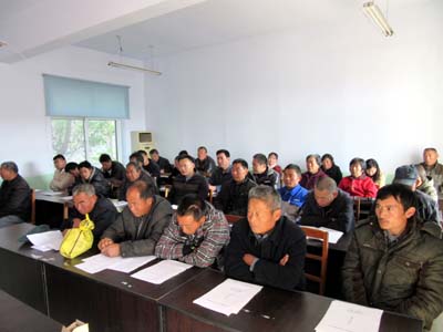 图为学员们在听课