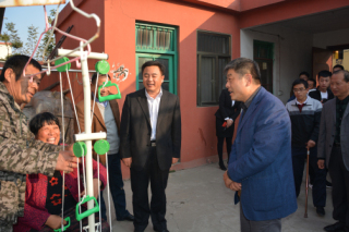 图为观摩团成员观摩辅助器具家庭户