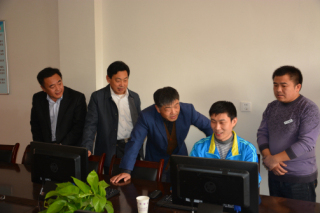 图为观摩团在视障数字阅览室