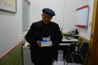 图为受助者喜获助听器