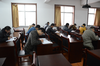 图为学员们认真答题
