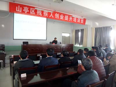 图为市委党校副教授任光明在授课