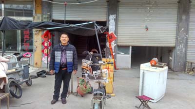图为底阁镇季德华在城区创业店