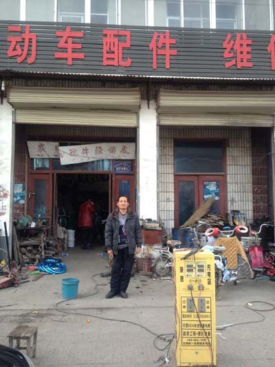 图为古邵镇李二孩在古邵镇创业店