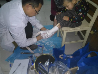 图为专业技术人员为脑瘫儿童制作矫形器.jpg