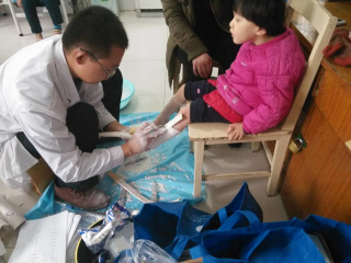 图为专业技术人员为脑瘫儿童制作矫形器