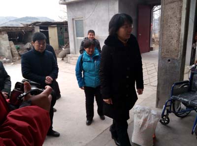 图为走访残疾人家庭