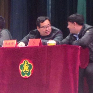 图为比赛中选手进行讨论