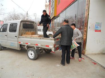 图为发放慰问品