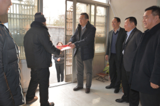 图为罗区长为困难残疾人送上慰问金