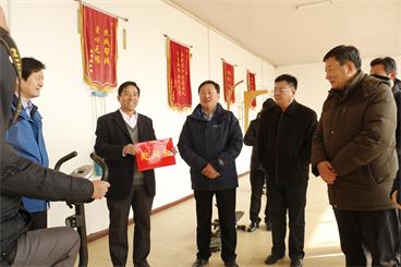 图为慰问现场