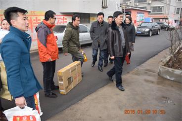 图为王振义副理事长走访慰问残疾人现场