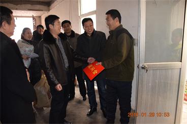 图为王振义副理事长走访慰问残疾人现场