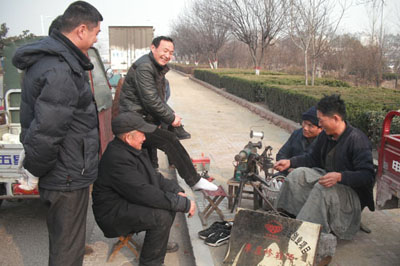 图为看望残疾人