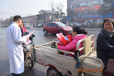 图为发放宣传单