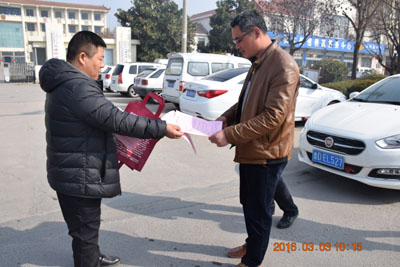 图为发放宣传单