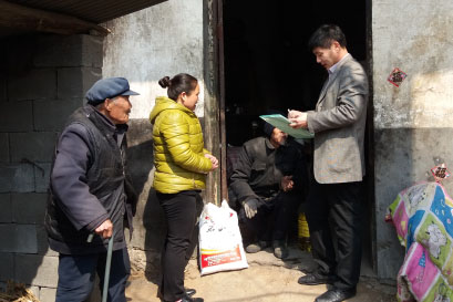 图为羊庄镇残联工作人员慰问残疾人