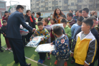 图为爱心礼物发放现场